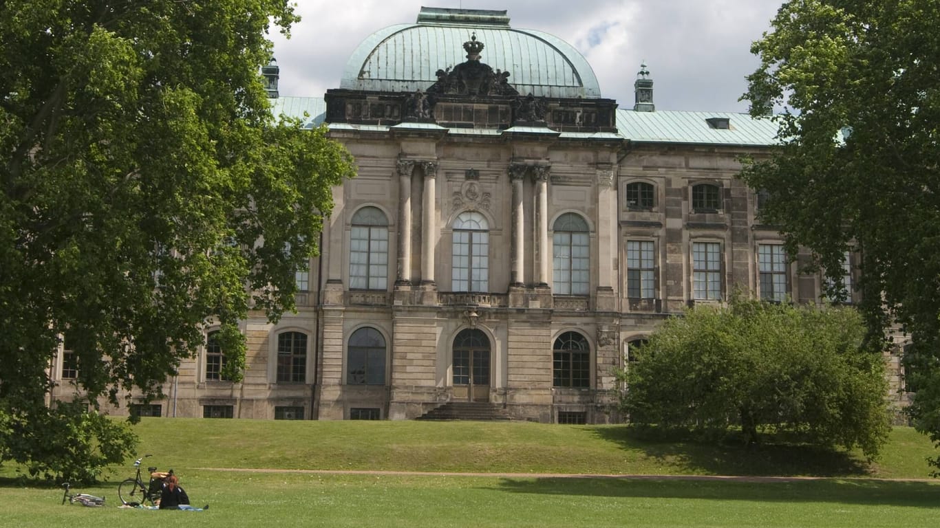 Blick auf das Japanisches Palais mit Museum für Völkerkunde.