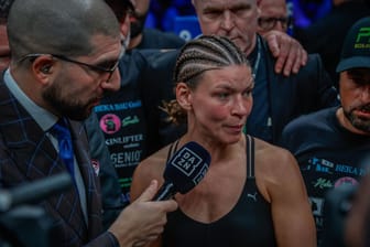 Fassungslos: Nina Meinke im Ring nach der Absage des Kampfes gegen Amanda Serrano.