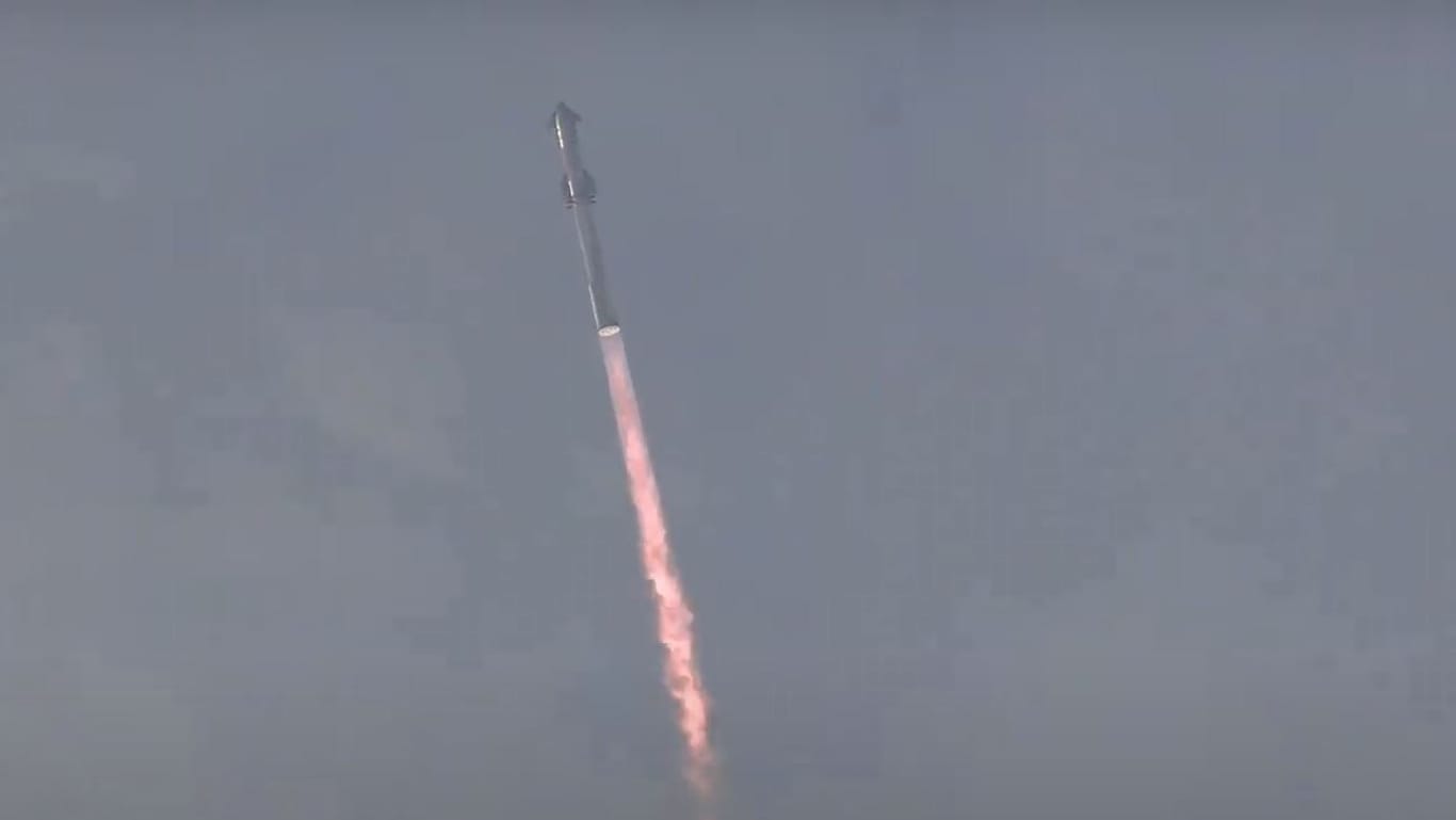 Die Megarakete Starship von SpaceX fliegt ins All.