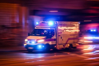 Ein Rettungswagen fährt mit Blaulicht zu einem Einsatz (Symbolfoto): Die Ursache für den Unfall blieb zunächst unklar und werde nun untersucht.