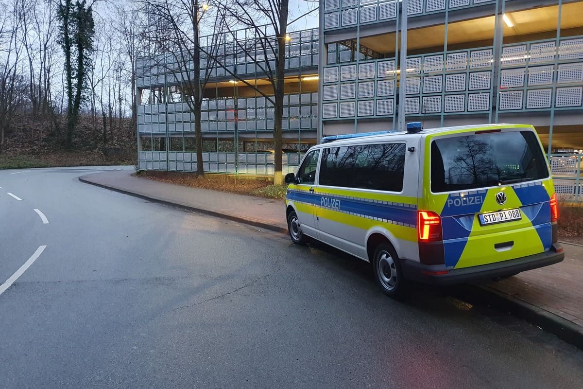 Das Stader Bahnhofsparkhaus (Archivbild): Hier wurde ein 44-Jähriger durch Schläge und Tritte so schwer verletzt, dass er im Krankenhaus starb.