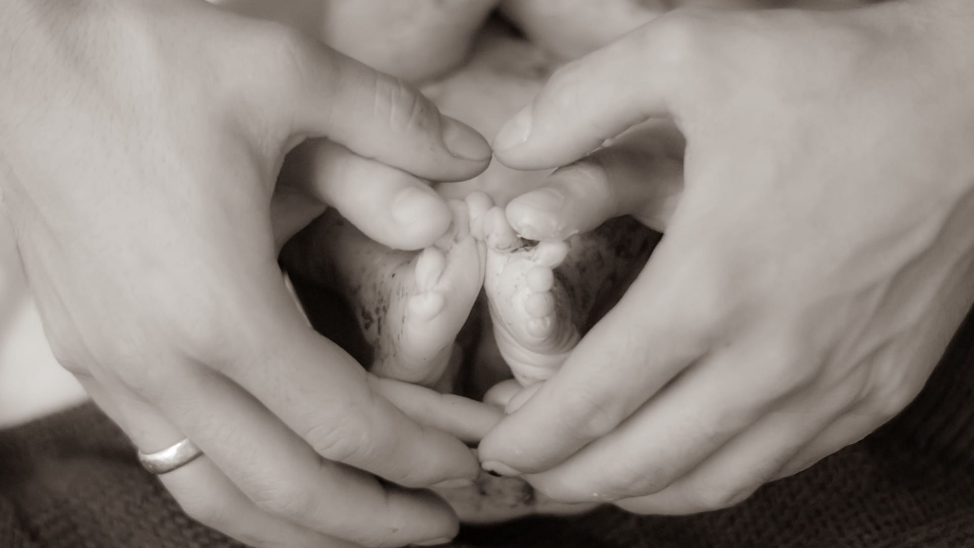 Liebe statt Trauer: Die Fotos können als Zeugnis der Elternschaft, Hilfe in der Trauerarbeit und Ausdruck der Liebe verstanden werden.