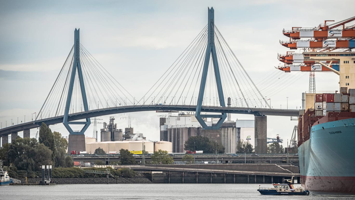 Blick auf die Köhlbrandbrücke im Hafen: Eine endgültige Entscheidung über einen Neubau sollte diese Woche fallen.