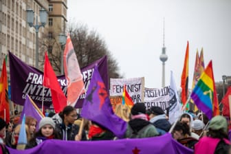 Menschen demonstieren am Weltfrauentag in Berlin (Symbolbild): Auch in diesem Jahr wird es rund um den 8. März viele Veranstaltungen geben.