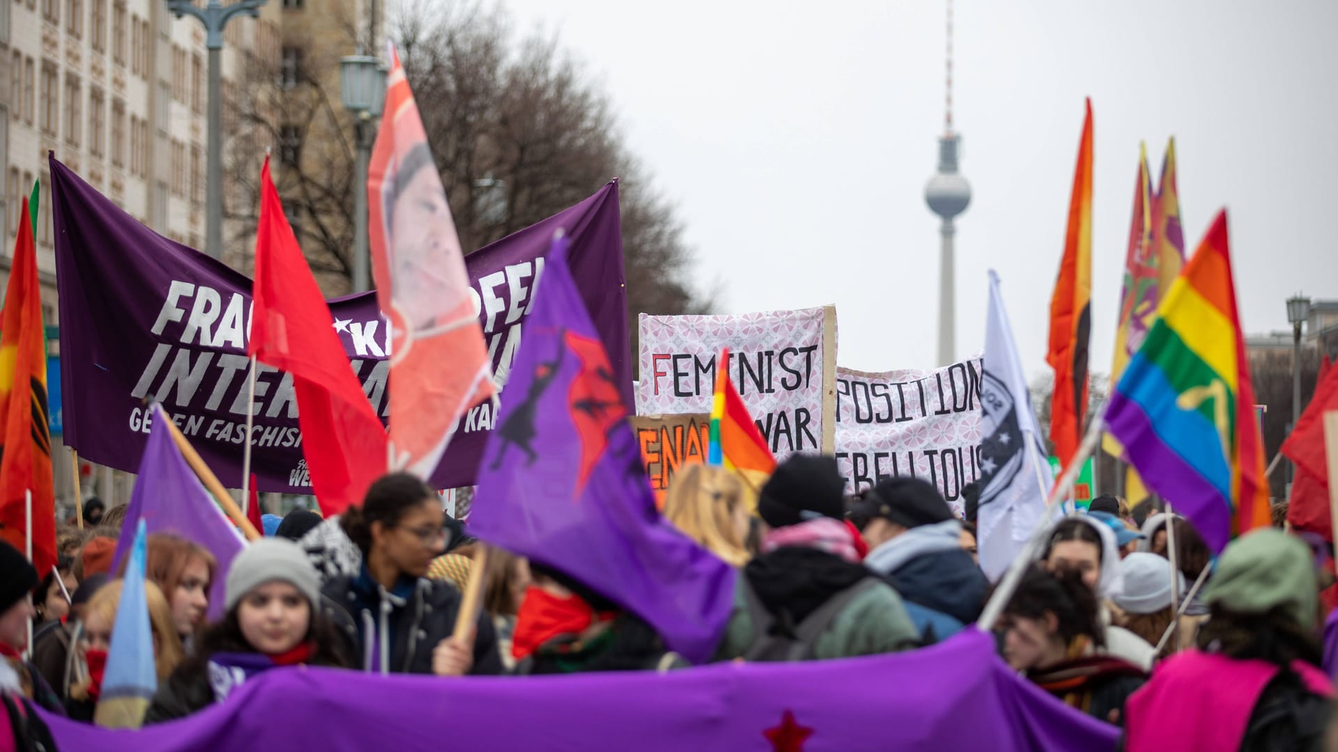 Menschen demonstieren am Weltfrauentag in Berlin (Symbolbild): Auch in diesem Jahr wird es rund um den 8. März viele Veranstaltungen geben.