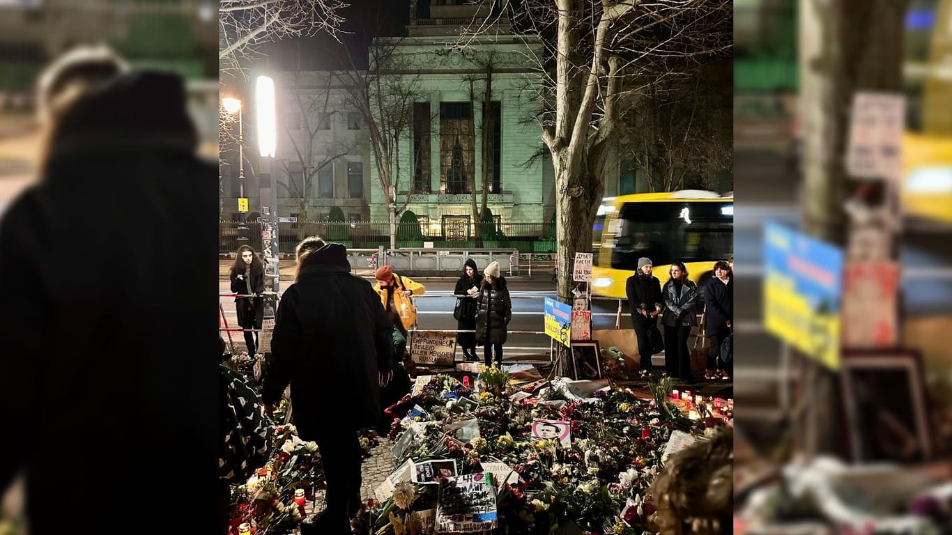 Gedenkort für Alexej Nawalny: Hunderte Personen legten Blumen, Bilder und Kerzen nieder.