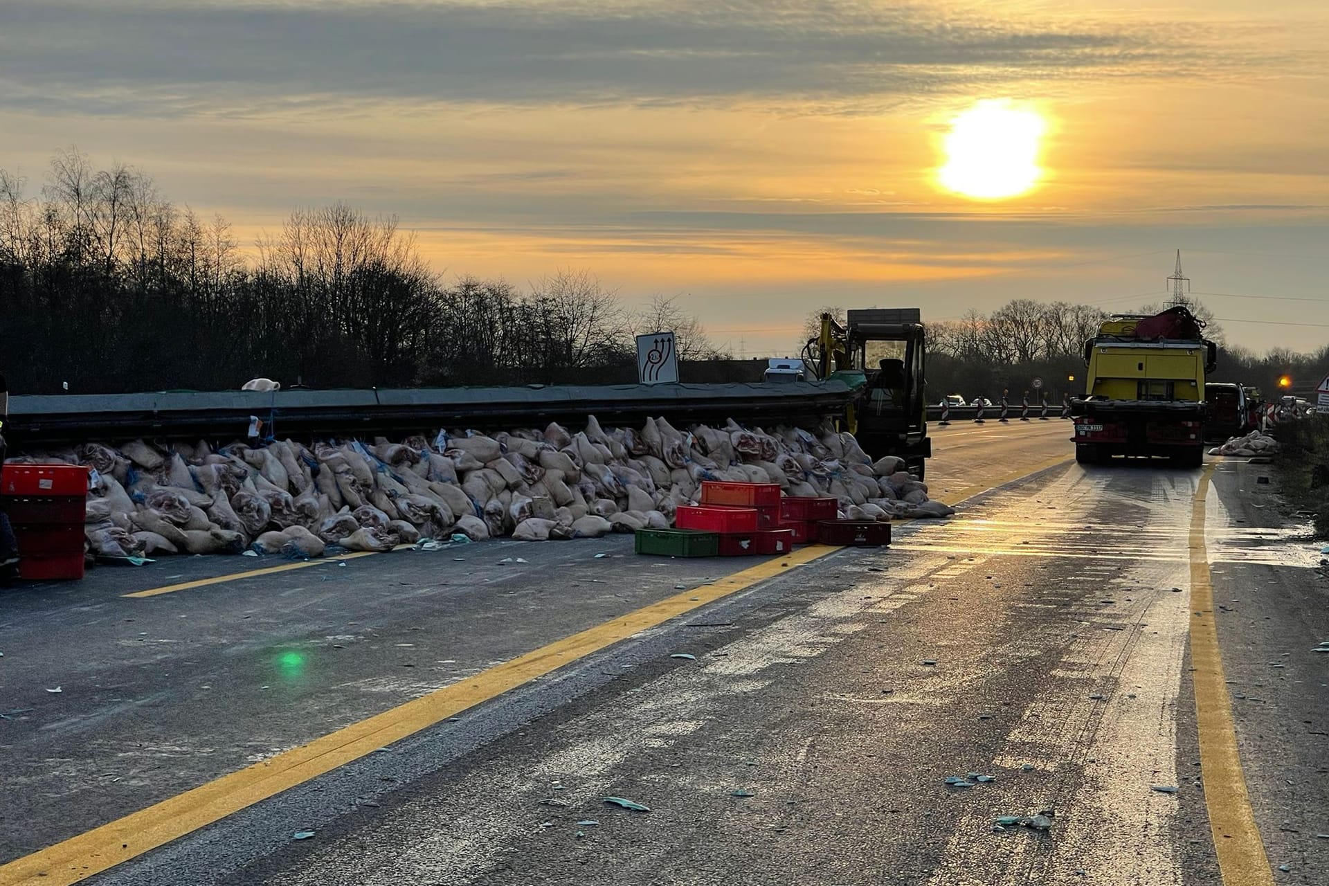 Der Schinken ist überall auf der Fahrbahn verteilt. Die Bahn ist gesperrt.