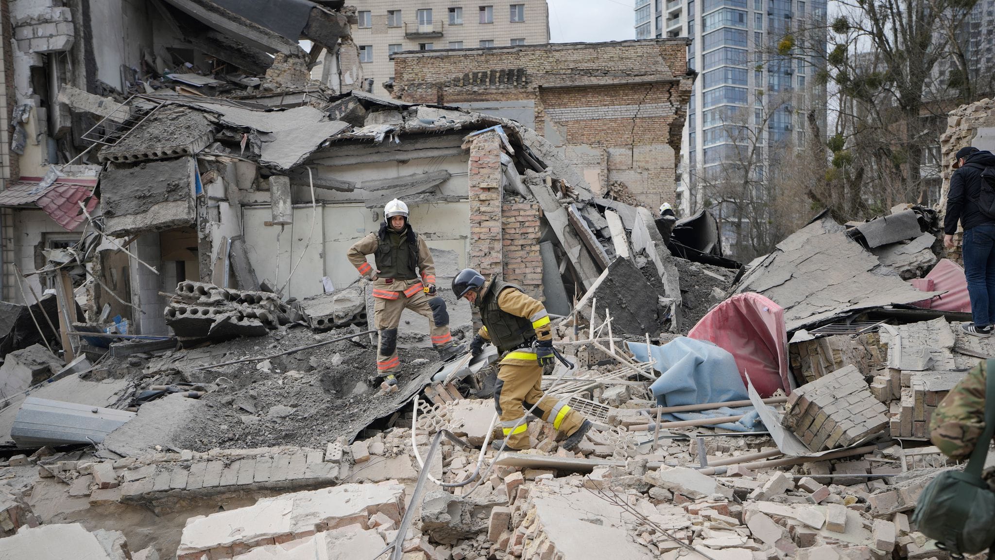 Ukraine-Krieg | Explosionen in Kiew – Wohnhaus beschädigt