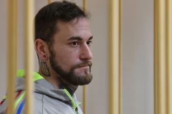 Der deutsche Angeklagter ist durch die Gitterstäbe des Käfigs in einem Gerichtssaal in St. Petersburg zu sehen: Er bleibt bis 15. April in Untersuchungshaft.