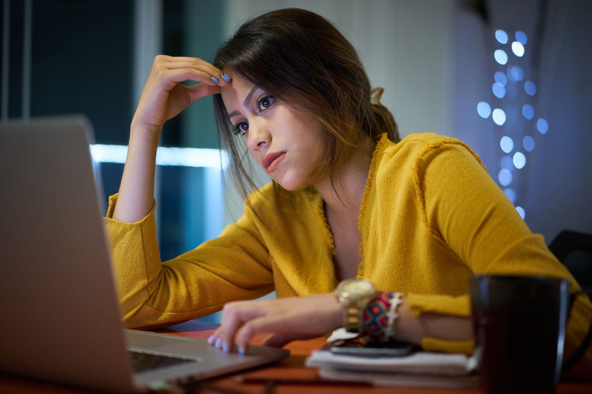 Eine Frau arbeitet am Laptop: Viele Arbeitnehmer machen Überstunden.