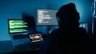 Ein Hacker sitzt vor einem Computer: Wer leichtfertig mit seinen Daten umgeht, kann schnell Opfer von Identitätsdiebstahl werden.