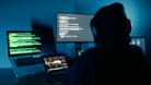 Ein Hacker infiltriert Computersysteme (Symbolbild): Bei einem Angriff auf die SPD im Jahr 2023 waren mehrere E-Mail-Konten betroffen.