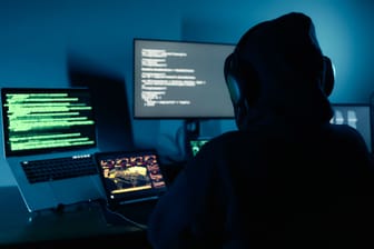 Ein Hacker sitzt vor einem Computer: Wer leichtfertig mit seinen Daten umgeht, kann schnell Opfer von Identitätsdiebstahl werden.
