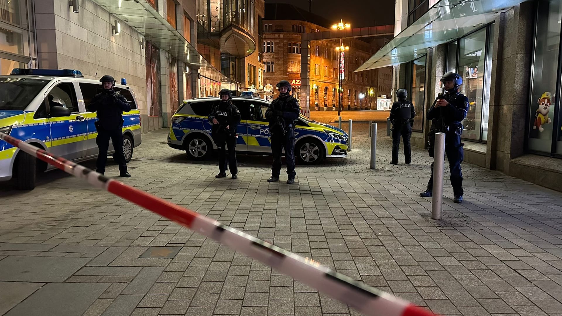 Polizeiabsperrung mitten in der Innenstadt: Für zwei Stunden war der Hansaplatz gesperrt. Polizeiabsperrung mitten in der Innenstadt: Für zwei Stunden war der Hansaplatz gesperrt.