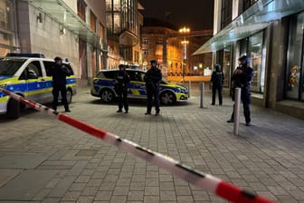Polizeiabsperrung mitten in der Innenstadt: Für zwei Stunden war der Hansaplatz gesperrt.