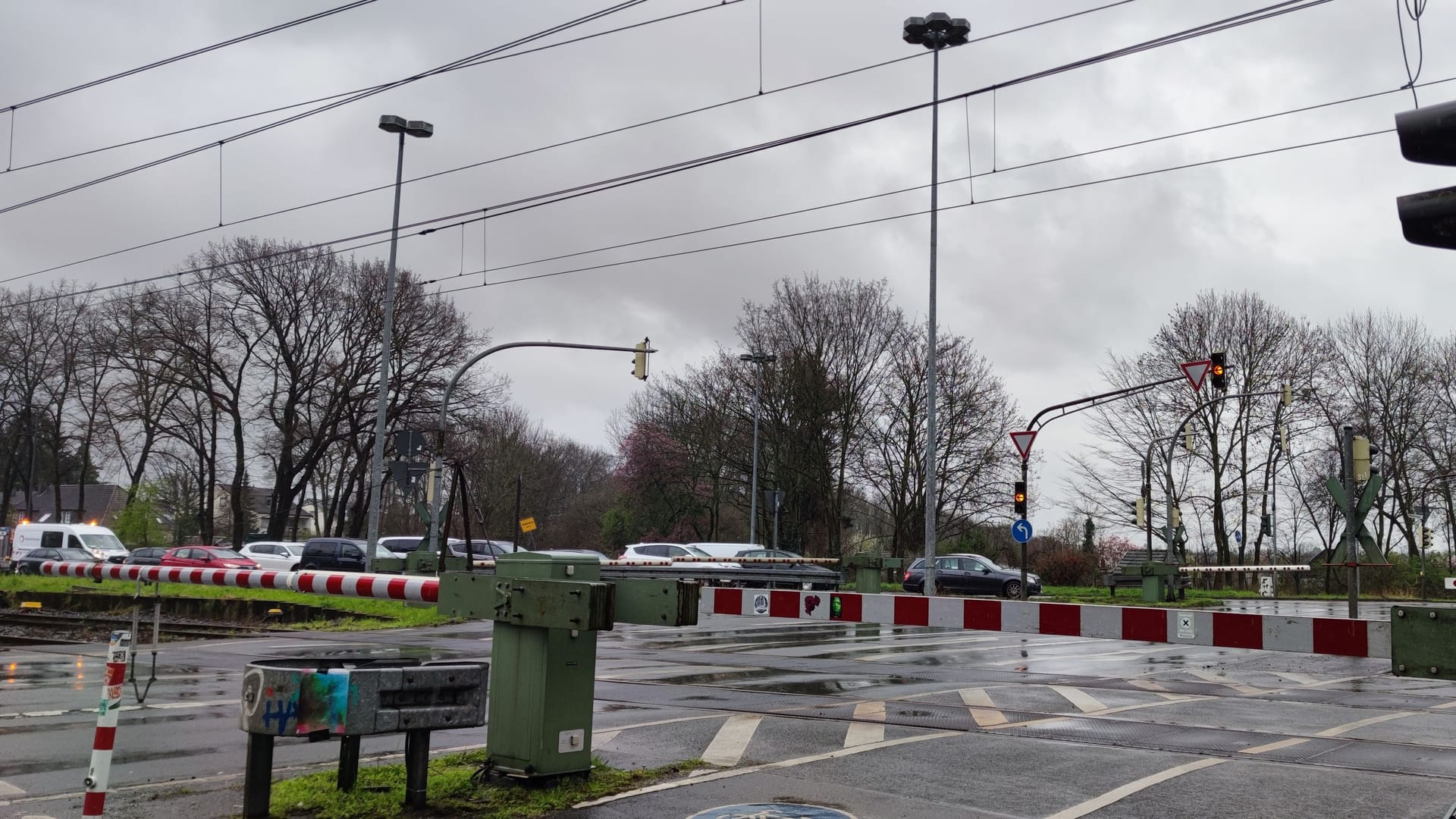 Schranken versperren die Straße: Die Stadtbahn trägt zu den langen Wartezeiten bei.