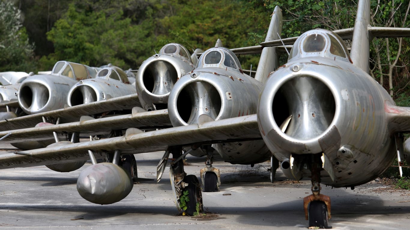Ausgemusterte MiG-15 Kampfjets in Kucova: So sah der Stützpunkt vor der Renovierung aus.