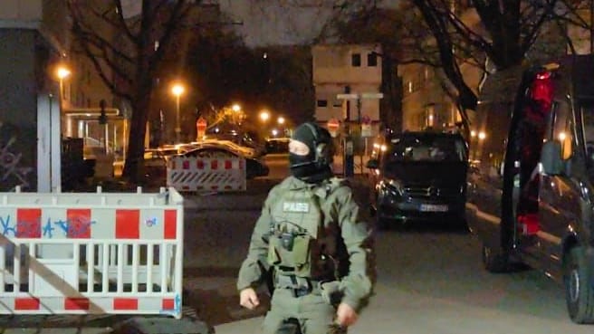 Ermittler vor einem Studentenwohnheim in Friedrichshain in der Nacht zum Dienstag: Worum es bei dem Einsatz ging, wurde zunächst nicht bekannt.