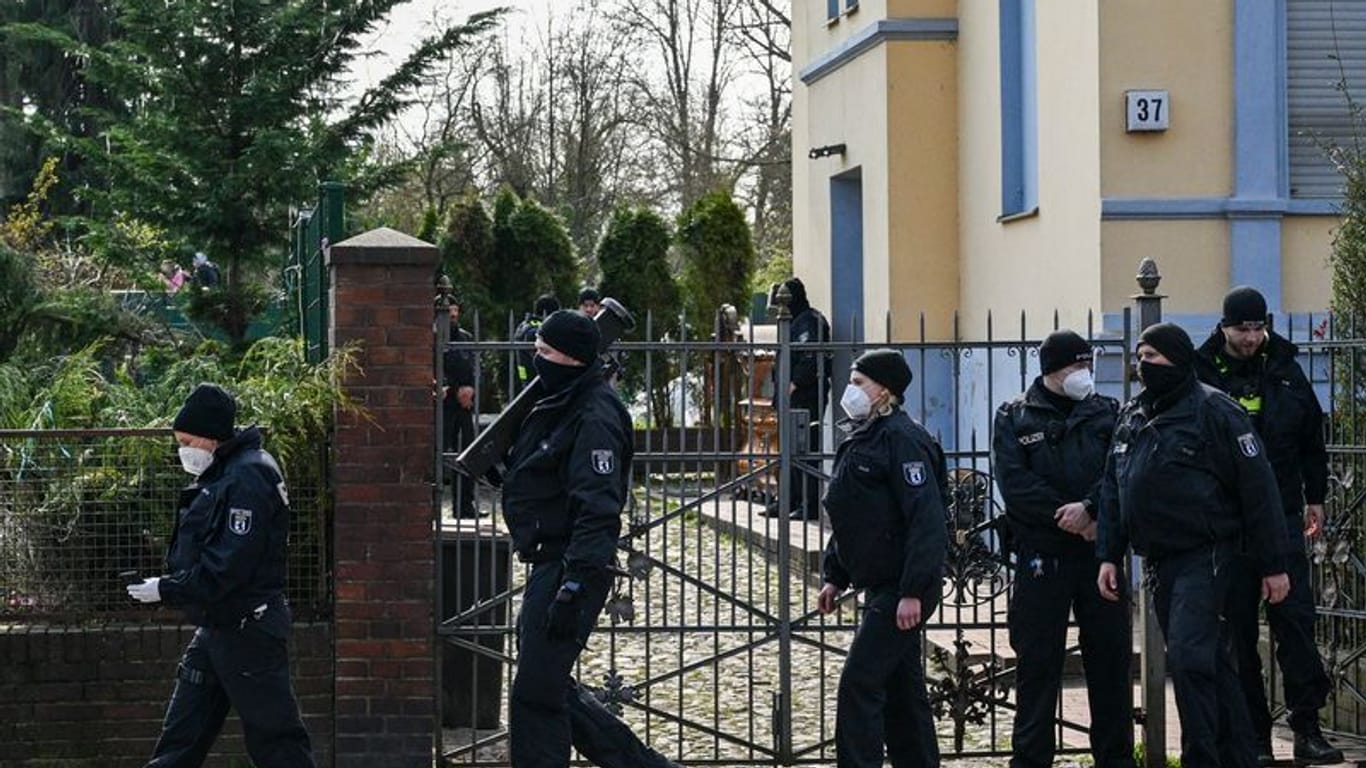 Polizisten sind im Berliner Ortsteil Buckow im Bezirk Neukölln vor einer Villa aus dem Clan-Milieu