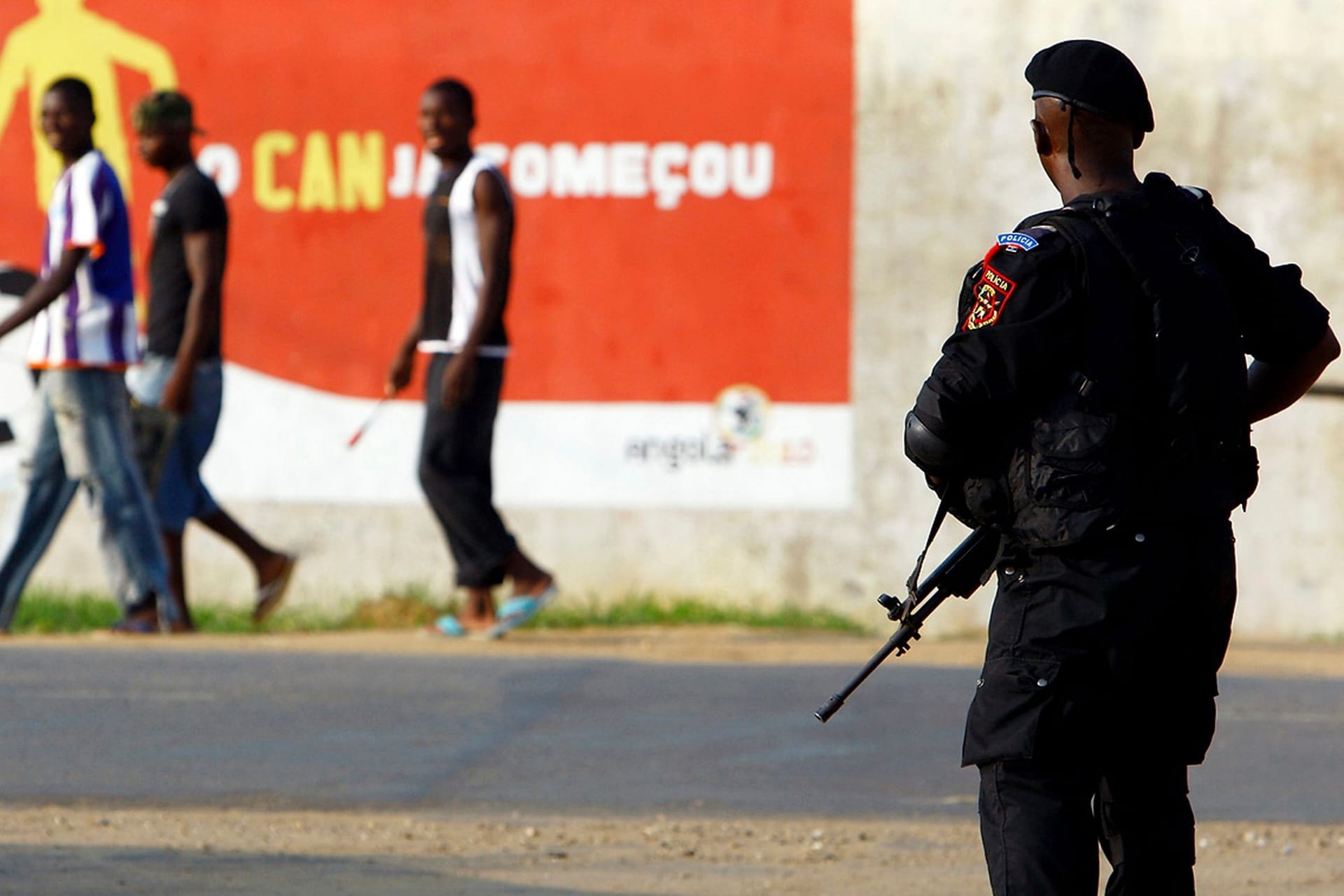 Polizist in Angola (Symbolbild): Mehr als 50 "Hexen" sind an Gifttrank gestorben.