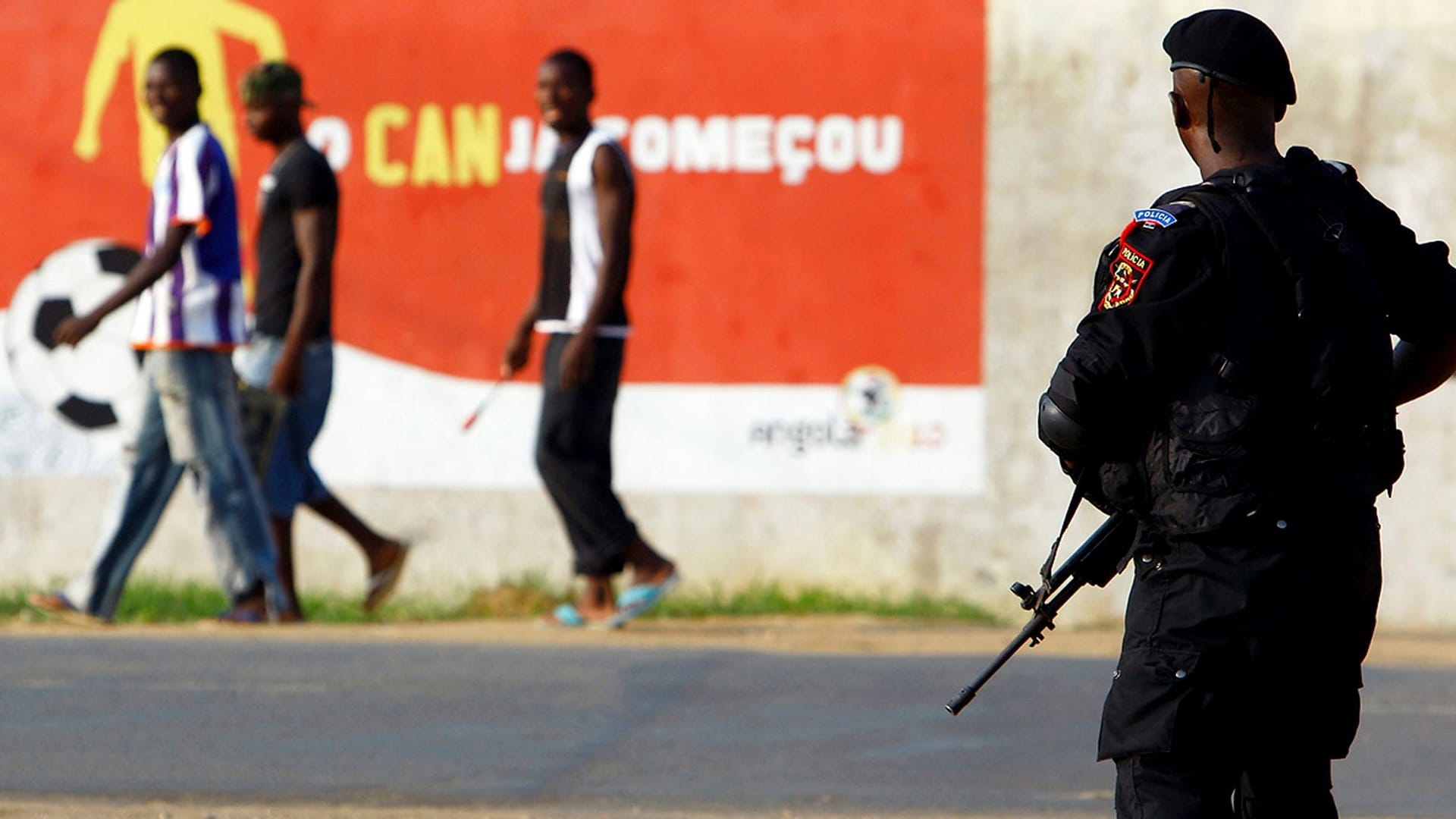 Polizist in Angola (Symbolbild): Mehr als 50 "Hexen" sind an Gifttrank gestorben.