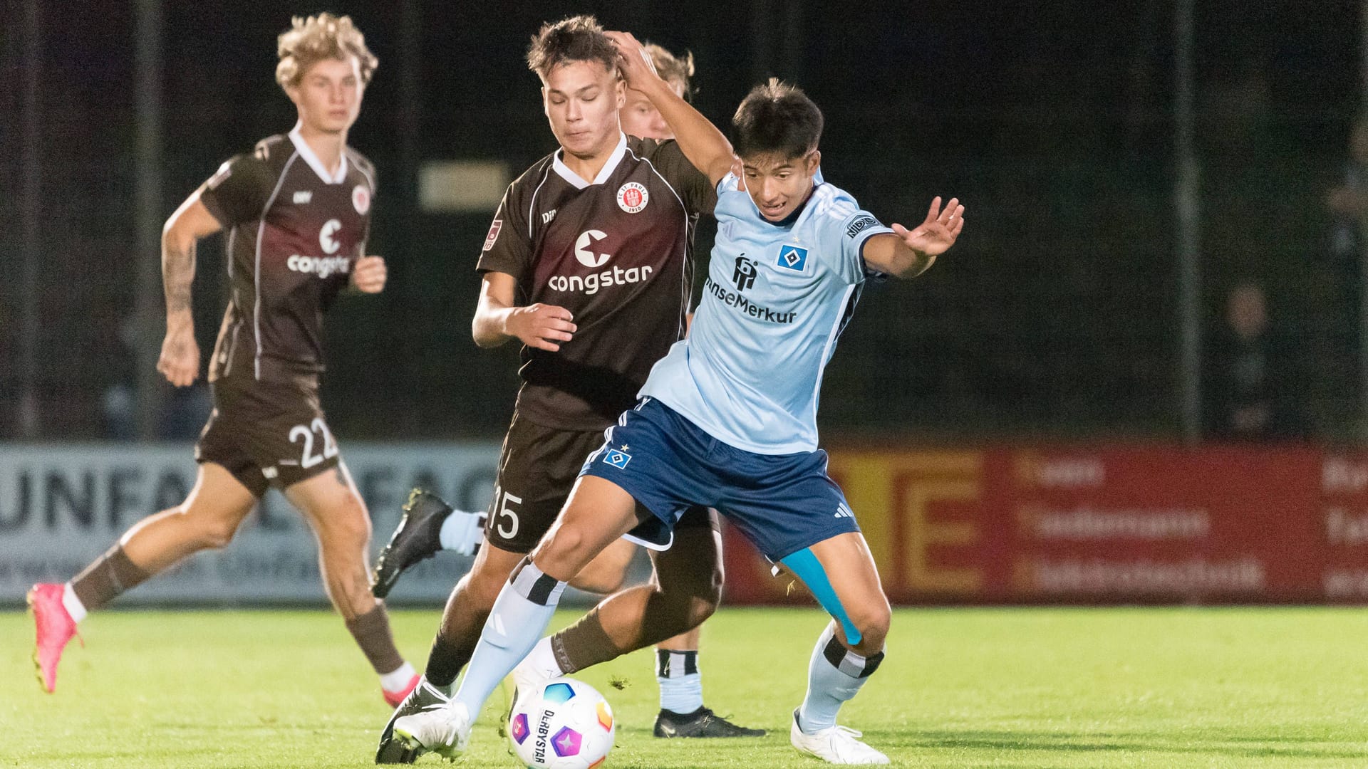 Felix Paschke (r.) im Duell gegen den FC St. Pauli: Das HSV-Talent wechselt nach Dortmund. Felix Paschke (r.) im Duell gegen den FC St. Pauli: Das HSV-Talent wechselt nach Dortmund.