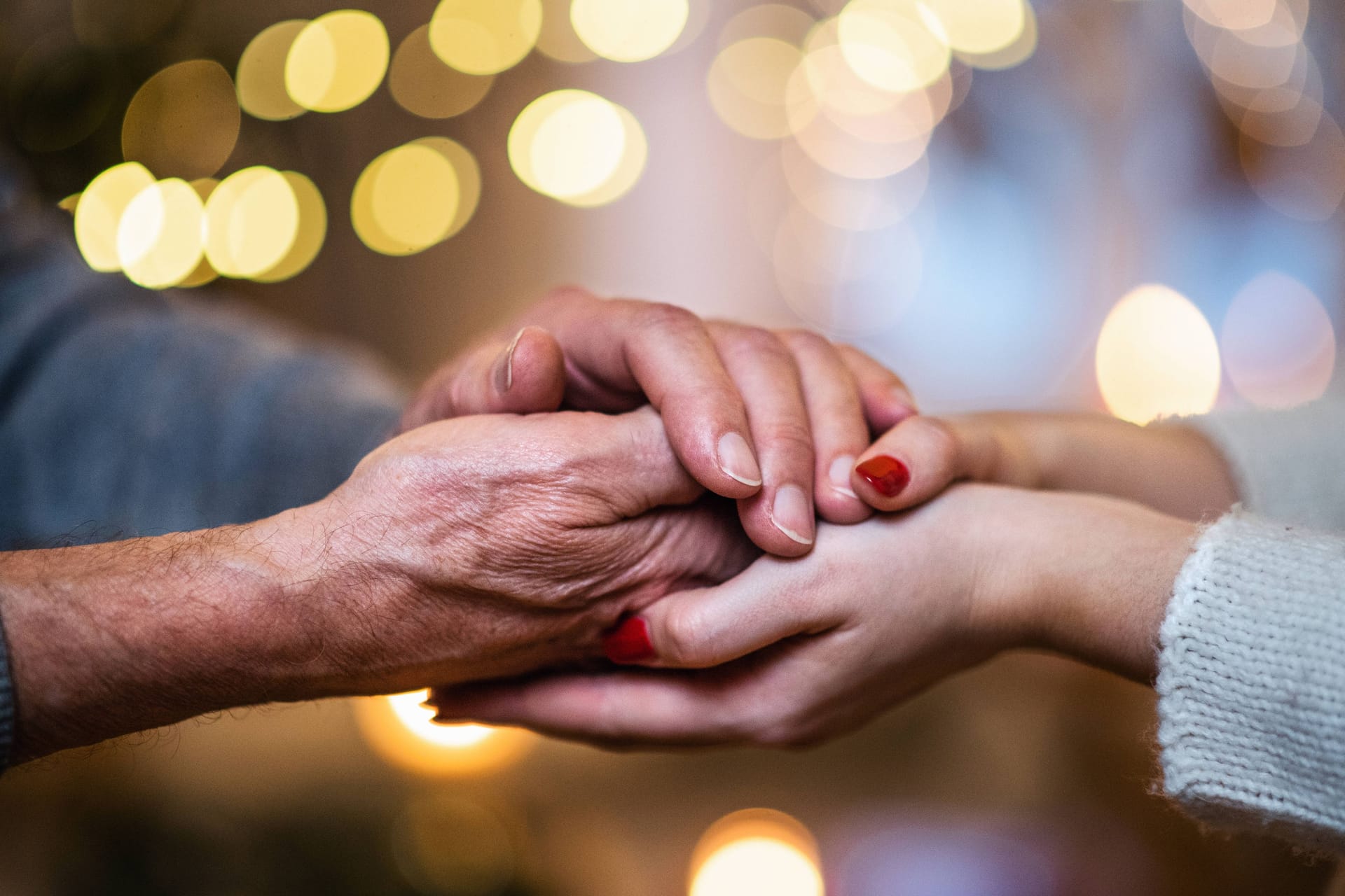 Eine Enkelin trauert um ihren Großvater (Symbolfoto): Ein Taschendiebstahl setzte dem 78-Jährigen so sehr zu, dass er einen epileptischen Anfall erlitt.