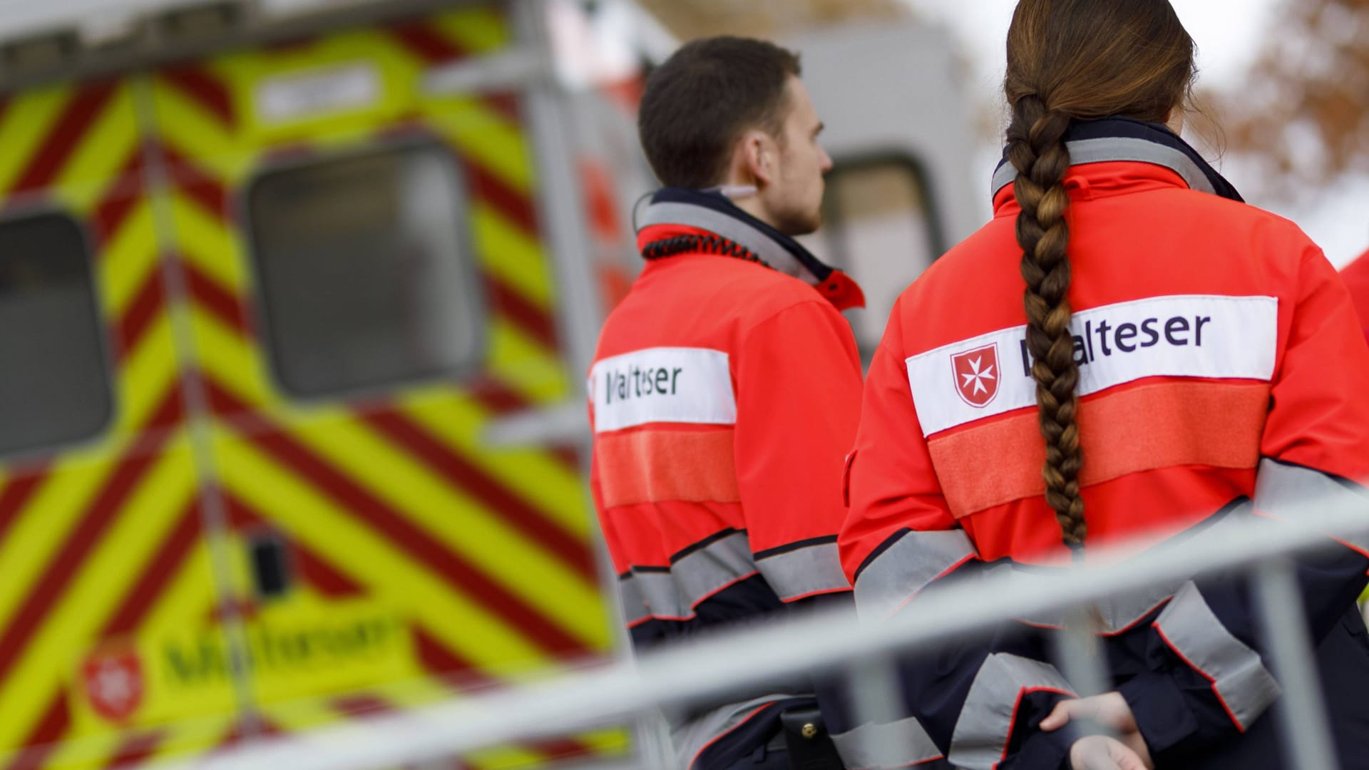 Sanitäter der Malteser sichern einen Karnevalsumzug ab (Symbolbild): Ein Fall aus Sachsen überschattet derzeit die Organisation.