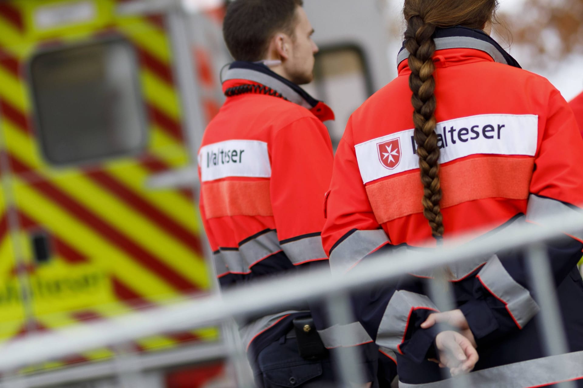 Sanitäter der Malteser sichern einen Karnevalsumzug ab (Symbolbild): Ein Fall aus Sachsen überschattet derzeit die Organisation.