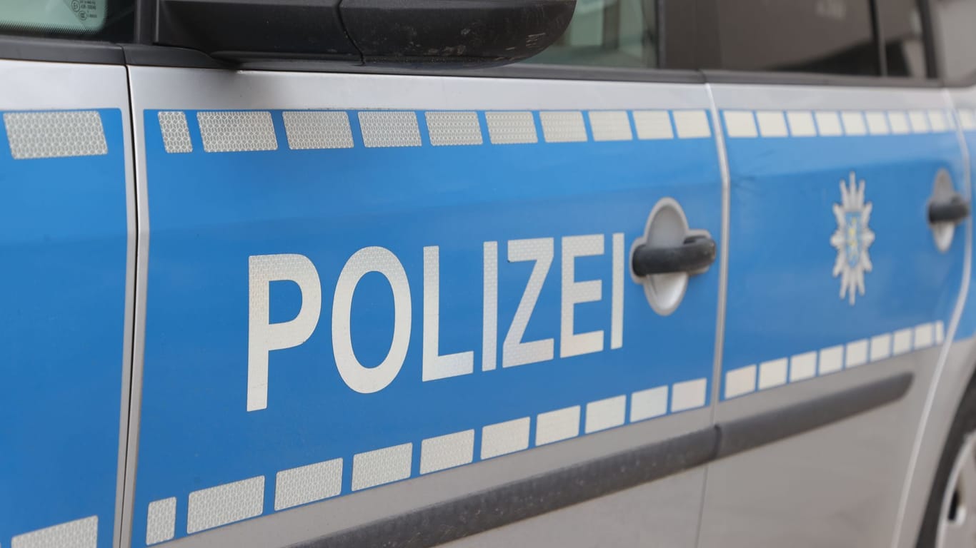 Ein Auto der Polizei Thüringen (Symbolbild): Nach einem Messerangriff hat es jetzt eine Festnahme gegeben.