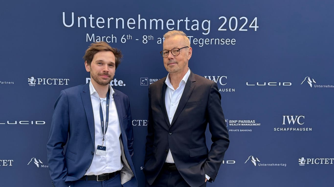Treffen beim Unternehmertag am Tegernsee: t-online-Reporter Florian Schmidt und der Ökonom Peter Bofinger.