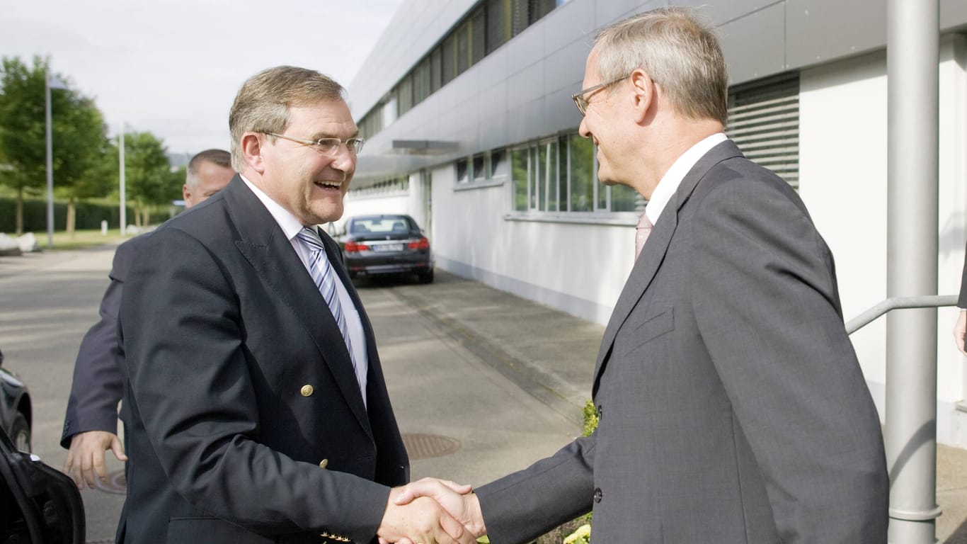 Klaus Eberhardt, damals Vorstandsvorsitzender der Rheinmetall AG, begrüßt Franz-Josef Jung (CDU), damals Verteidigungsminister der Bundesregierung (Archivbild von 2009): Nach seinem Amt saß Jung im Aufsichtsrat des Rüstungskonzerns.