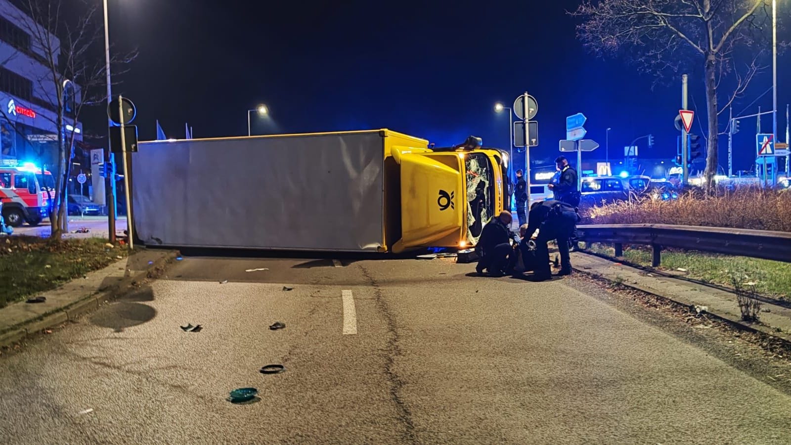 Unfallstelle in Tempelhof-Schöneberg: Mehrere Menschen wurden hier am Mittwochmorgen verletzt. Unfallstelle in Tempelhof-Schöneberg: Mehrere Menschen wurden hier am Mittwochmorgen verletzt.