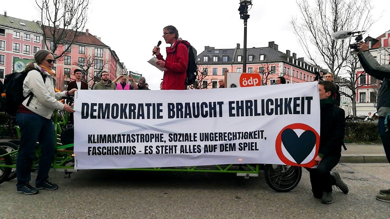 Am Gärtnerplatz in München demonstrierten über 130 Aktivisten der "Letzten Generation": Laut Polizei verstößt diese Aktion gegen das Gesetz. Am Gärtnerplatz in München demonstrierten über 130 Aktivisten der "Letzten Generation": Laut Polizei verstößt diese Aktion gegen das Gesetz.