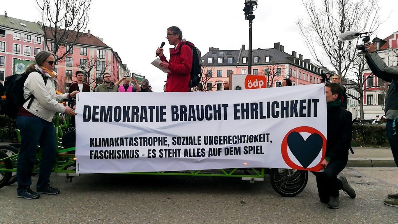 Am Gärtnerplatz in München demonstrierten über 130 Aktivisten der "Letzten Generation": Laut Polizei verstößt diese Aktion gegen das Gesetz.