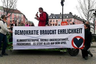 Am Gärtnerplatz in München demonstrierten über 130 Aktivisten der "Letzten Generation": Laut Polizei verstößt diese Aktion gegen das Gesetz.