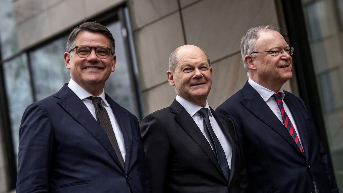 Boris Rhein (CDU, l-r), Ministerpräsident von Hessen, begrüßt Bundeskanzler Olaf Scholz (SPD) neben Stephan Weil (SPD), Ministerpräsident von Niedersachsen: "Wir dürfen jetzt nicht die Hände in den Schoß legen", sagt Scholz.