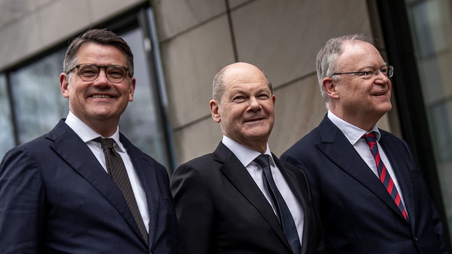 Boris Rhein (CDU, l-r), Ministerpräsident von Hessen, begrüßt Bundeskanzler Olaf Scholz (SPD) neben Stephan Weil (SPD), Ministerpräsident von Niedersachsen: "Wir dürfen jetzt nicht die Hände in den Schoß legen", sagt Scholz.