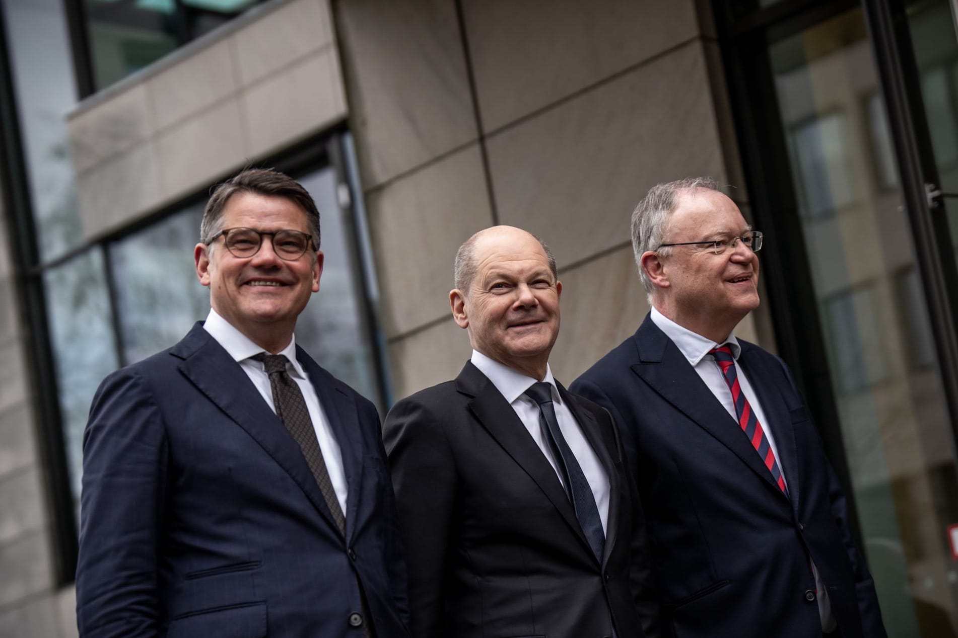 Boris Rhein (CDU, l-r), Ministerpräsident von Hessen, begrüßt Bundeskanzler Olaf Scholz (SPD) neben Stephan Weil (SPD), Ministerpräsident von Niedersachsen: "Wir dürfen jetzt nicht die Hände in den Schoß legen", sagt Scholz.