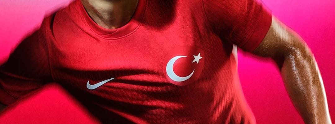 Voll rot mit Halbmond. Leicht zu erkennen: Das Heimtrikot der Türkei.