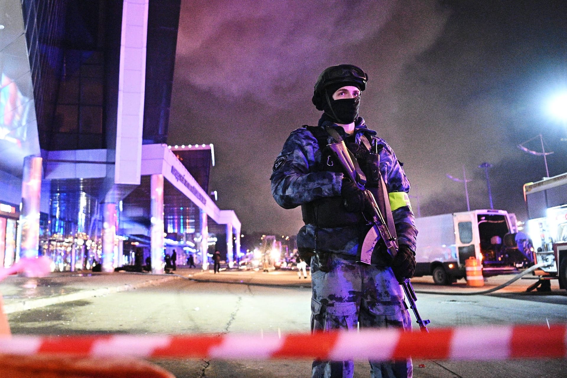 Ein Soldat sperrt das Gebiet um die Crocus City Hall in Moskau ab: Zuvor hatte es in der Konzerthalle einen terroristischen Angriff gegeben.