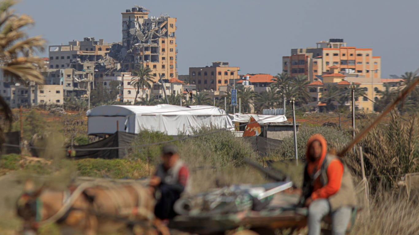 Palästinenser fliehen aus Gaza: In Israel gibt es Pläne für humanitäre Hilfe, um sich Regierungseinfluss zu sichern.