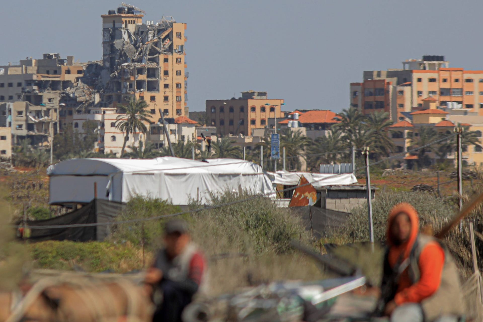 Palästinenser fliehen aus Gaza: In Israel gibt es Pläne für humanitäre Hilfe, um sich Regierungseinfluss zu sichern.