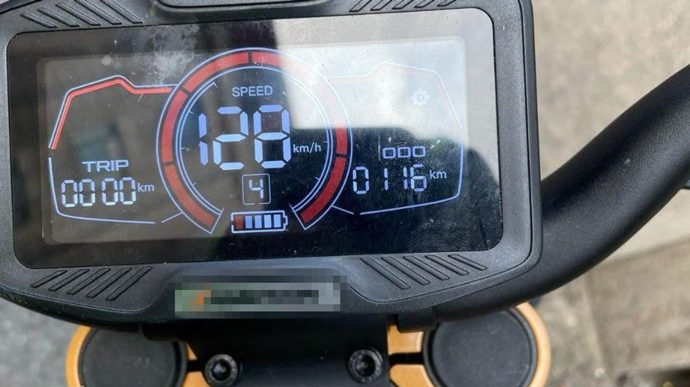 Laut digitaler Anzeige soll der E-Scooter bis zu 128 km/h schnell fahren können.
