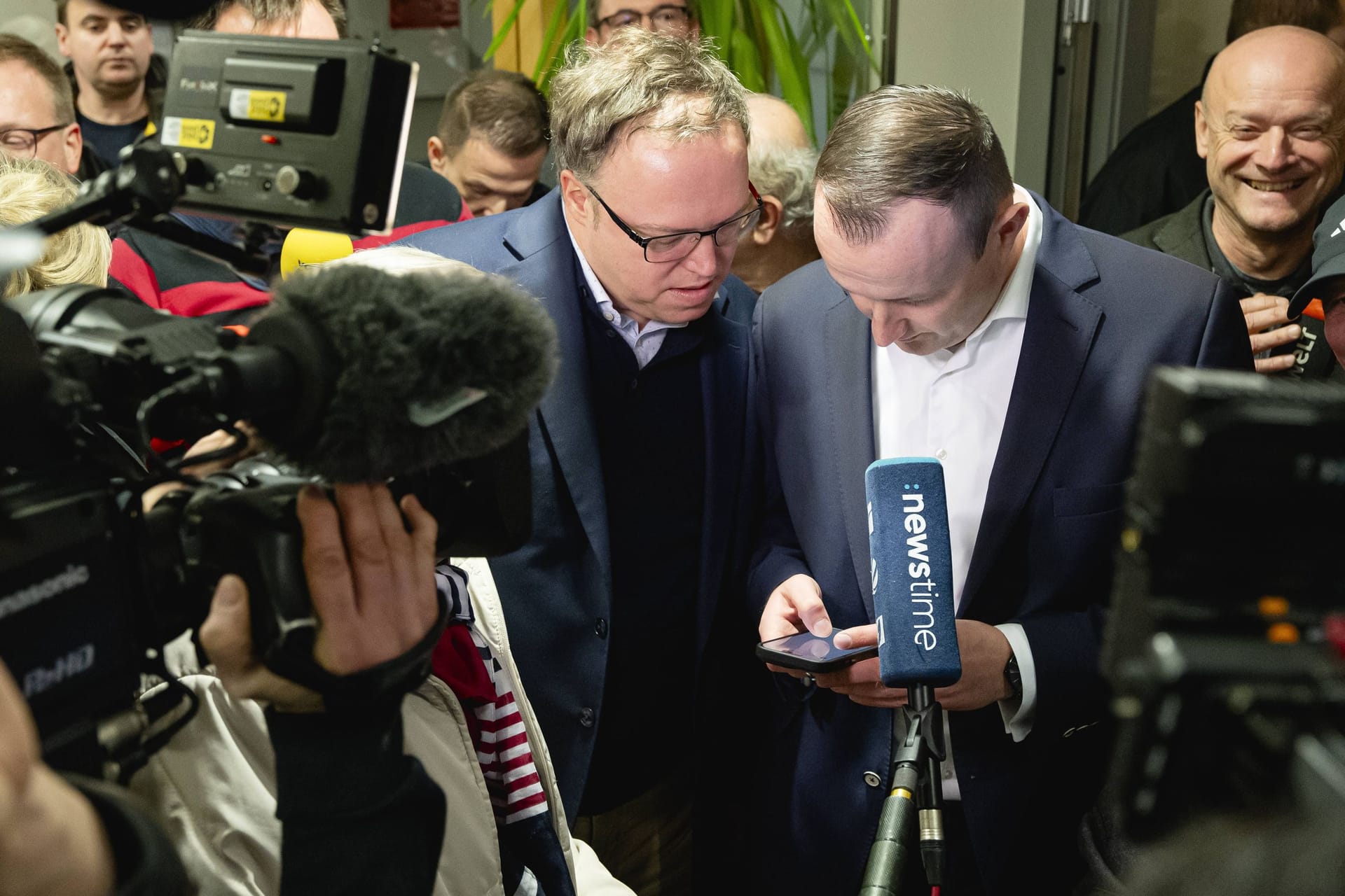 CDU-Politiker Christian Herrgott (rechts) während der Auszählung der Stichwahl für das Landrats-Amt.