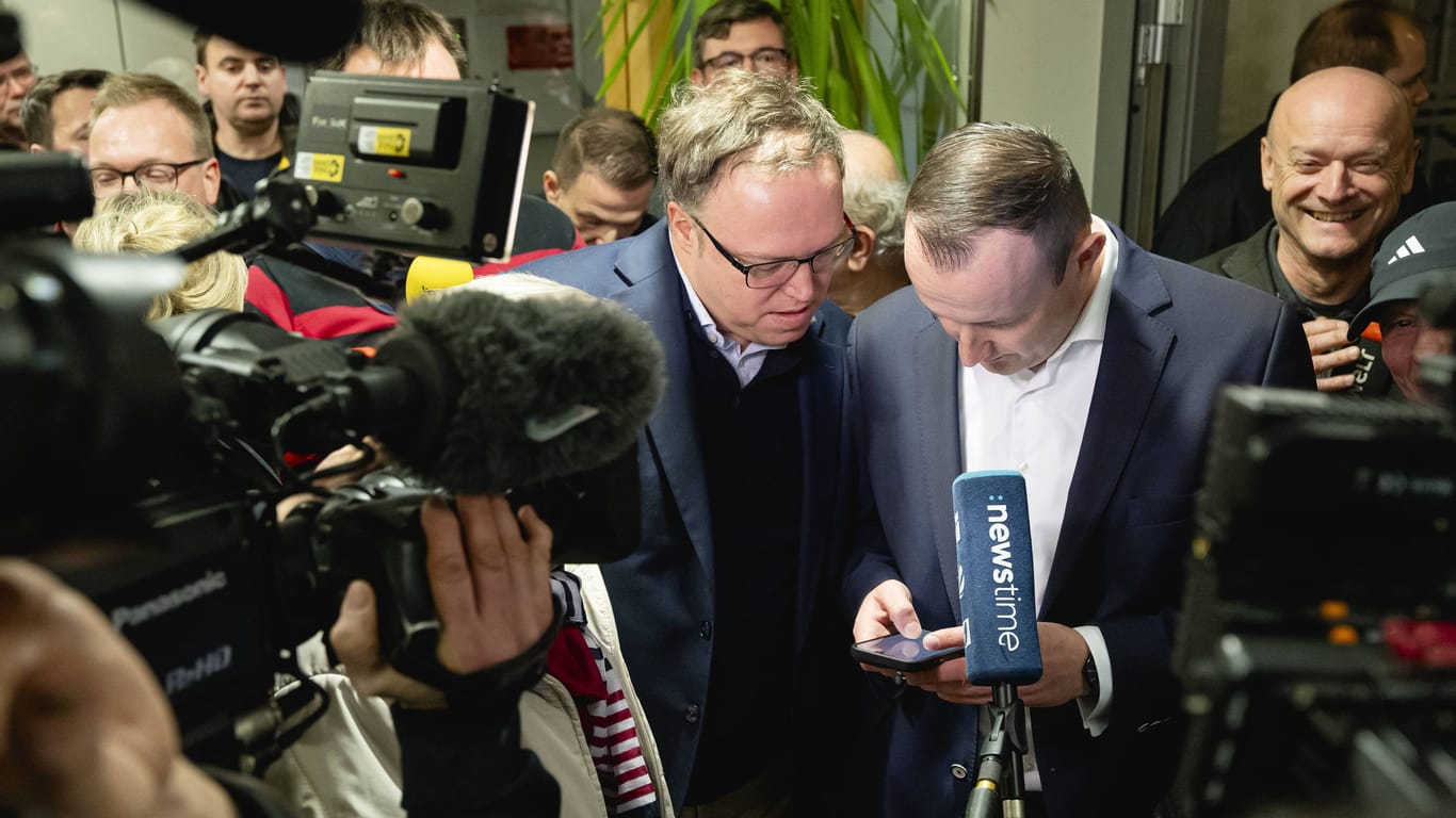 CDU-Politiker Christian Herrgott (rechts) während der Auszählung der Stichwahl für das Landrats-Amt.