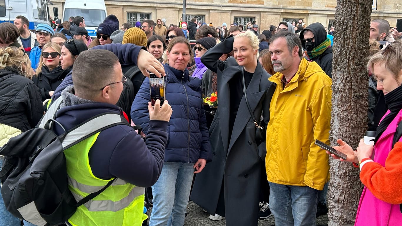 Nawalnaja posiert mit Demonstranten für Fotos.
