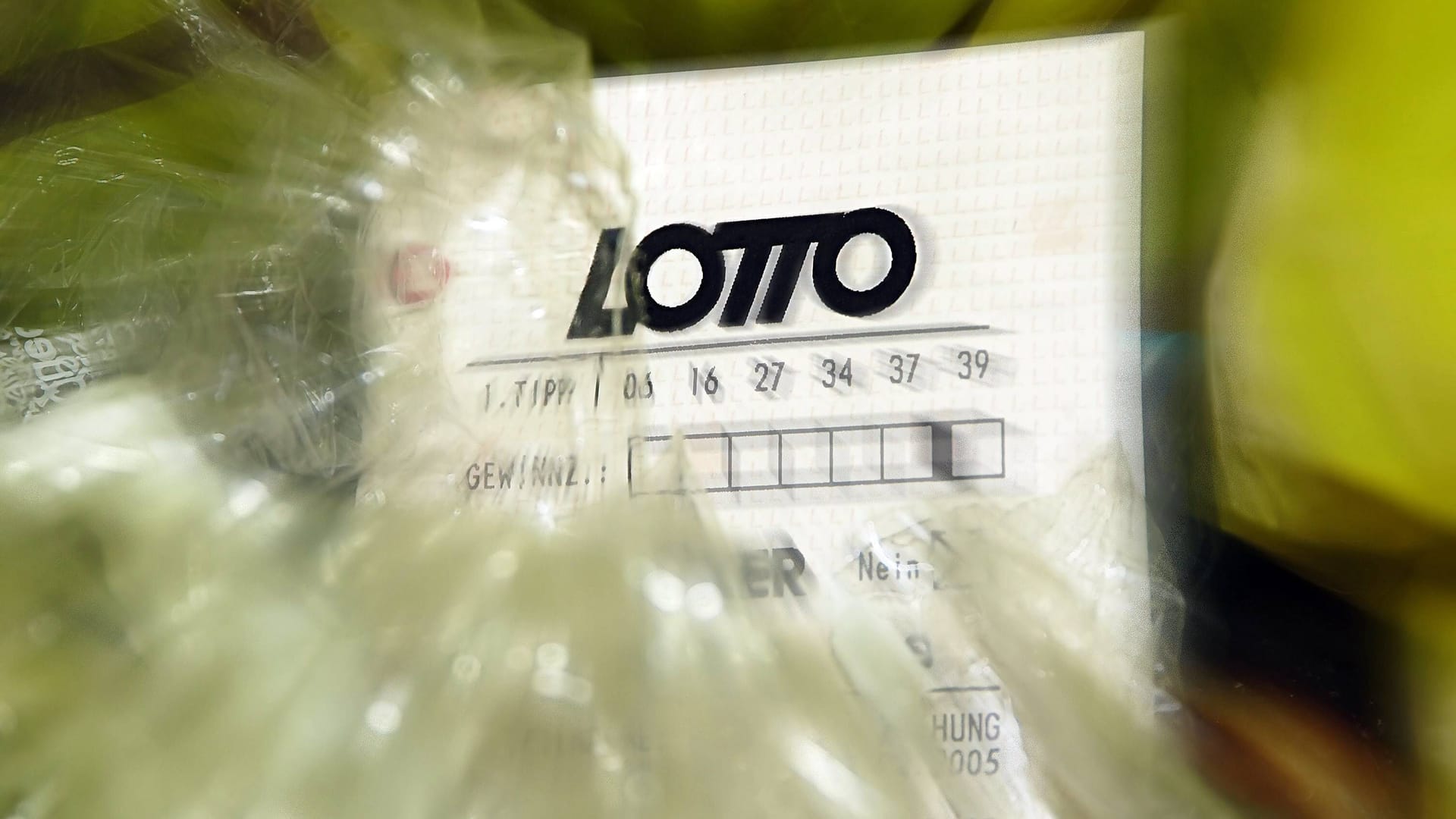 Ein Lotto-Schein liegt im Müll: Eine Berlinerin musste zweimal gewinnen, um auf ihren Mega-Gewinn aufmerksam zu werden. Ein Lotto-Schein liegt im Müll: Eine Berlinerin musste zweimal gewinnen, um auf ihren Mega-Gewinn aufmerksam zu werden.