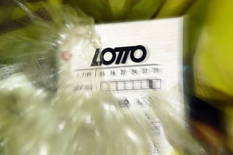 Ein Lotto-Schein liegt im Müll: Eine Berlinerin musste zweimal gewinnen, um auf ihren Mega-Gewinn aufmerksam zu werden.