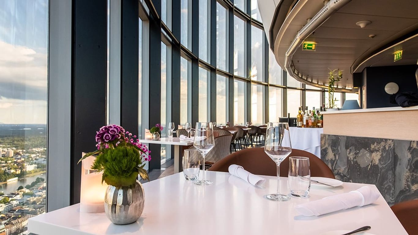 Das Maintower Restaurant in Frankfurt kann seinen Titel verteidigen und bekommt auch 2024 seinen Michelin-Stern.
